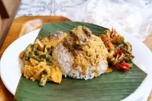 Kenapa nasi di warung lebih pulen dari masakan di rumah? Ini triknya!