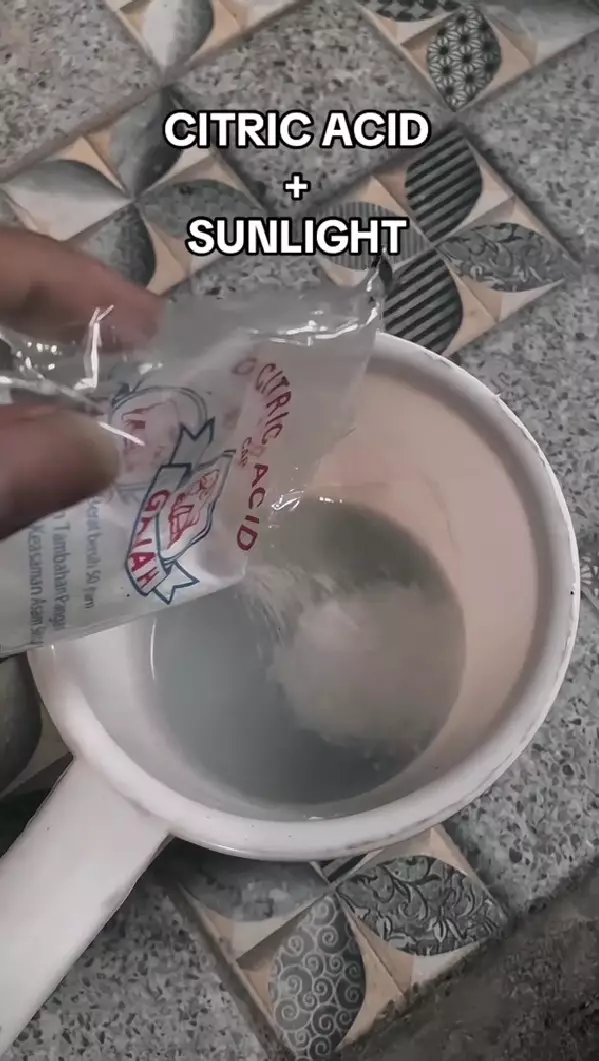 Trik mudah hempaskan karat pada knalpot © TikTok