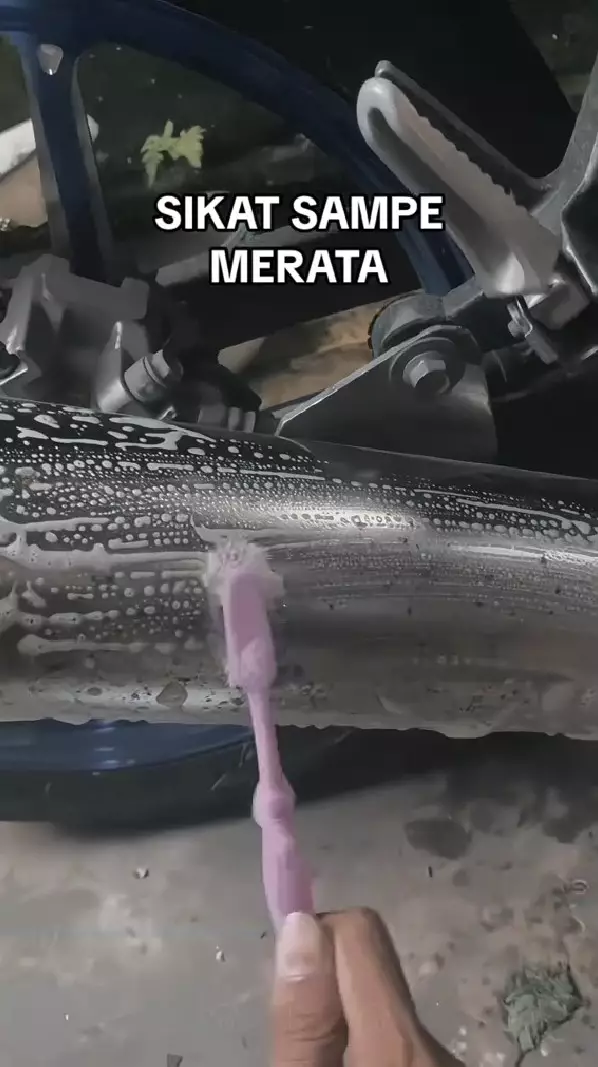 Trik mudah hempaskan karat pada knalpot © TikTok