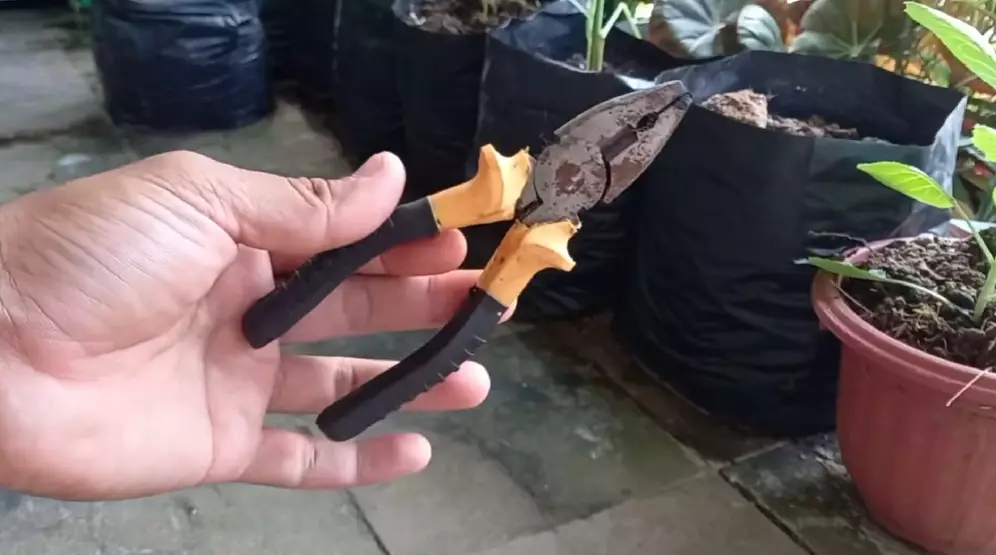 trik memperbaiki tang macet karena karatan © YouTube