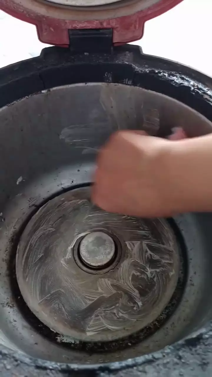 cara bersihkan dasar rice cooker gosong © Instagram