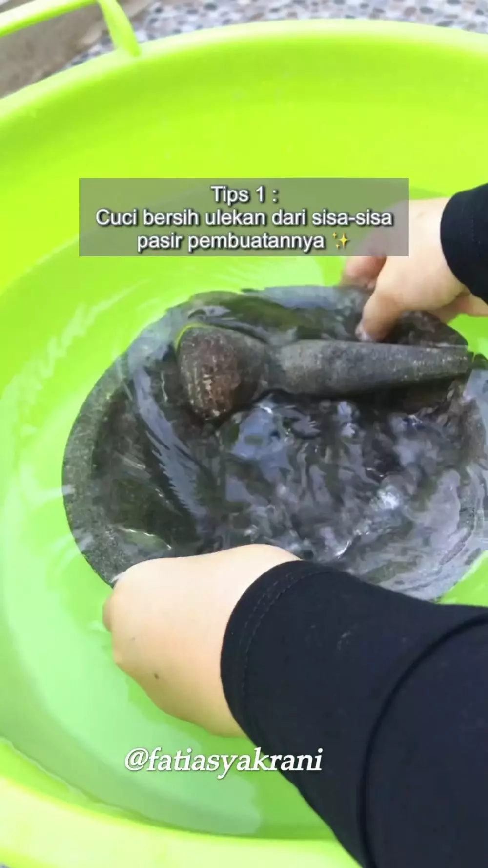 cara cuci cobek batu kencur © 2023 brilio.net