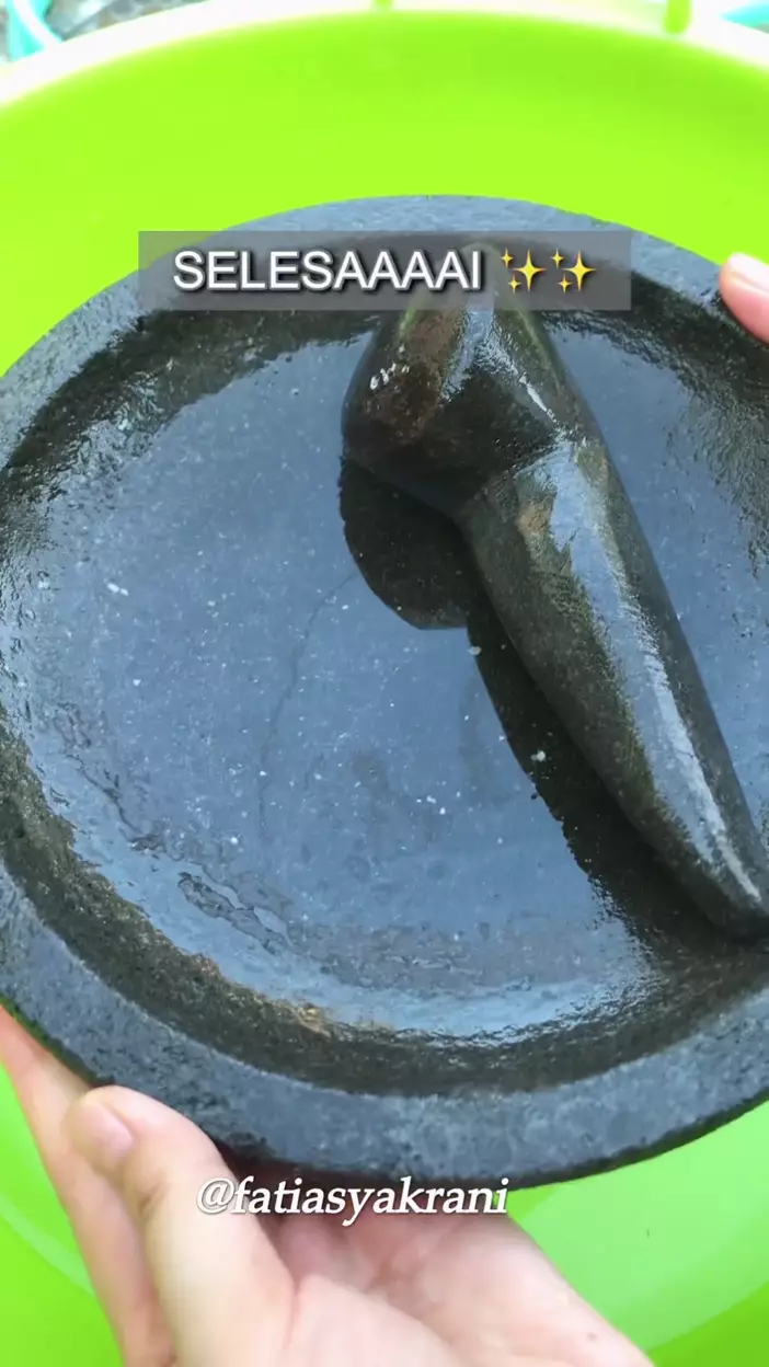 cara cuci cobek batu kencur © 2023 brilio.net