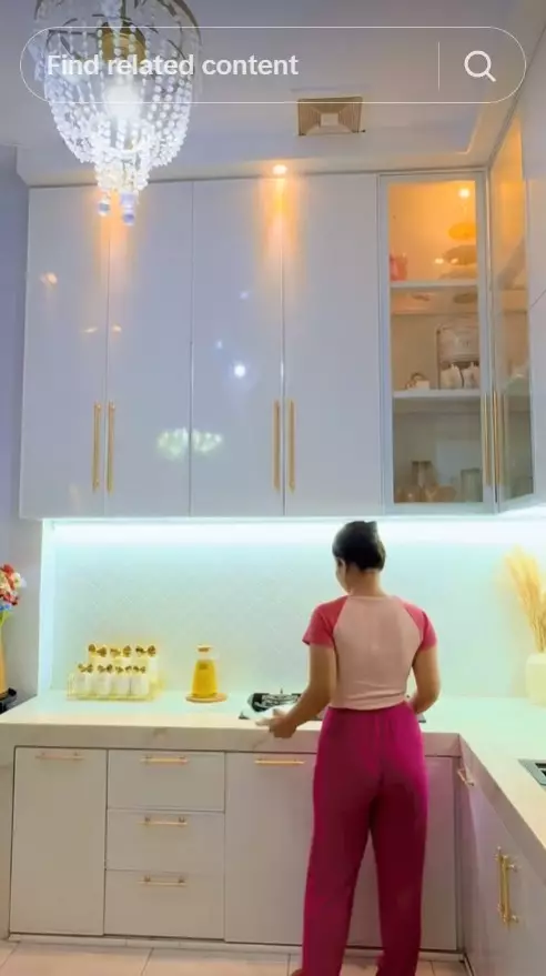 wanita pamer hunian bak istana di kampung  © TikTok