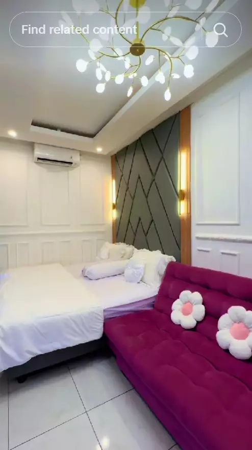 wanita pamer hunian bak istana di kampung  © TikTok