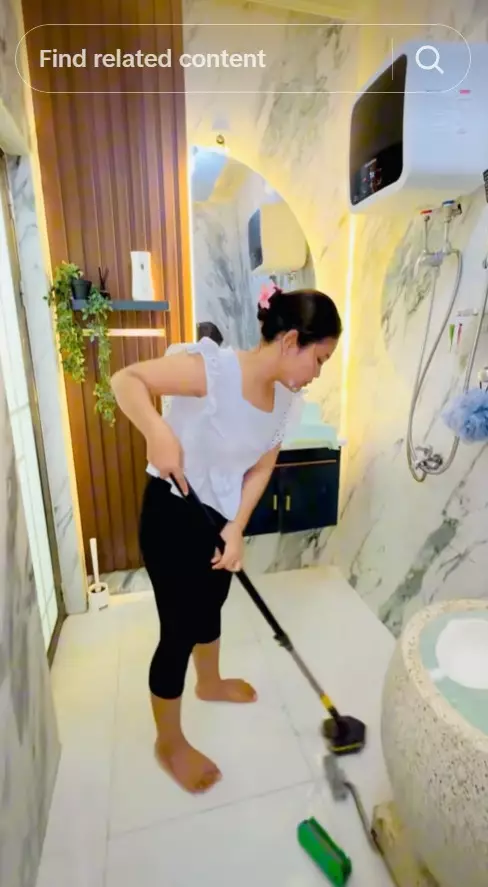 wanita pamer hunian bak istana di kampung  © TikTok