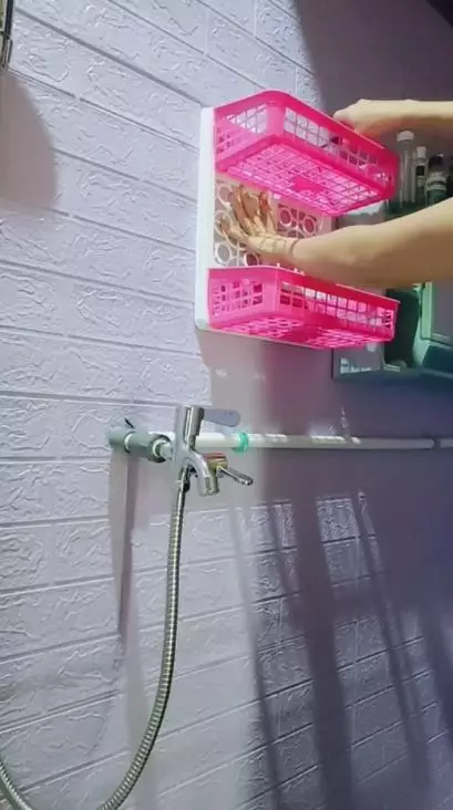 Makeover kamar mandi berdinding kayu © 2023 brilio.net Makeover kamar mandi berdinding kayu © 2023 brilio.net