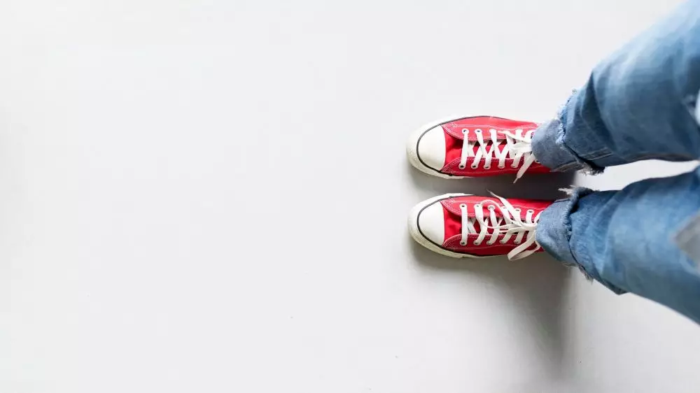 fungsi tersembunyi lubang kecil di sepatu Converse © 2025 brilio.net fungsi tersembunyi lubang kecil di sepatu Converse © 2025 brilio.net