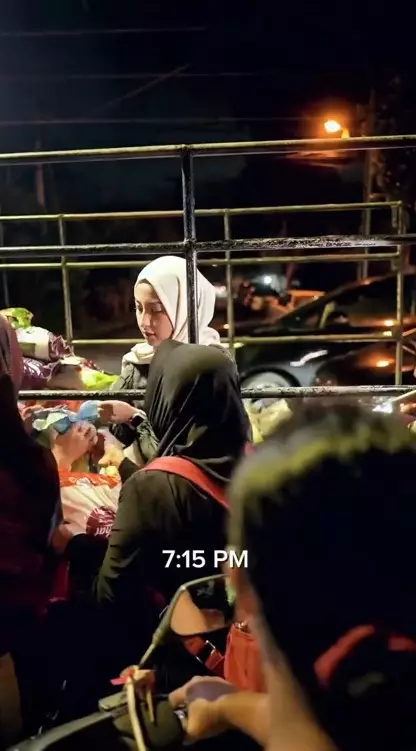 Jennifer Coppen bagi sembako bareng Aisar © Instagram Jennifer Coppen bagi sembako bareng Aisar © Instagram