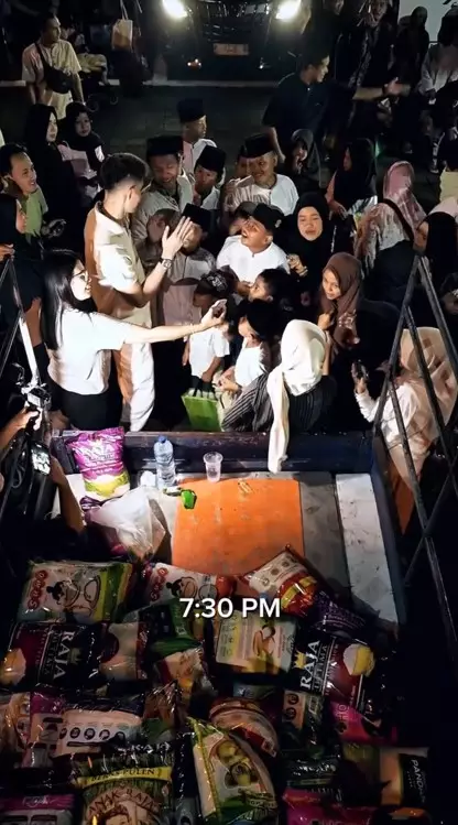 Jennifer Coppen bagi sembako bareng Aisar © Instagram Jennifer Coppen bagi sembako bareng Aisar © Instagram