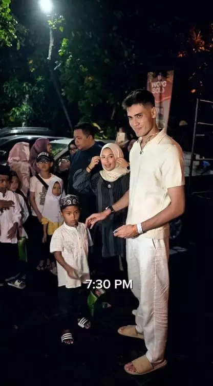 Jennifer Coppen bagi sembako bareng Aisar © Instagram Jennifer Coppen bagi sembako bareng Aisar © Instagram