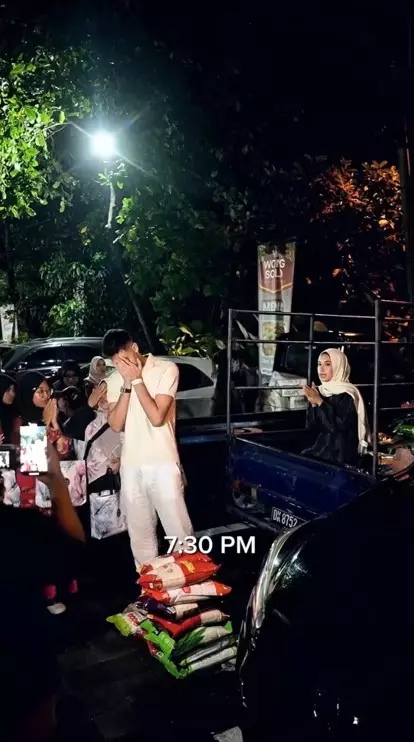 Jennifer Coppen bagi sembako bareng Aisar © Instagram Jennifer Coppen bagi sembako bareng Aisar © Instagram