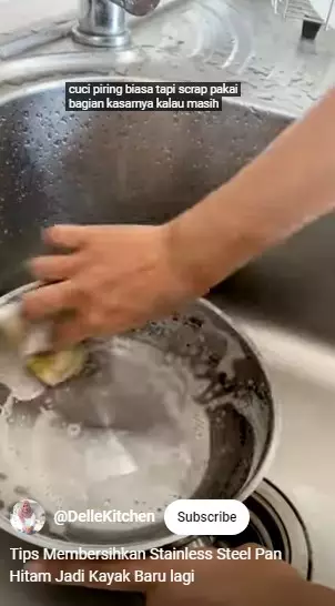 bersihkan kerak hitam di permukaan panci © YouTube