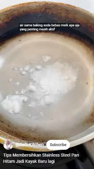 bersihkan kerak hitam di permukaan panci © YouTube