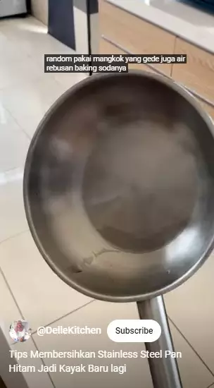 bersihkan kerak hitam di permukaan panci © YouTube