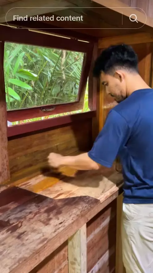 pria ini makeover dapur kayu istri © TikTok