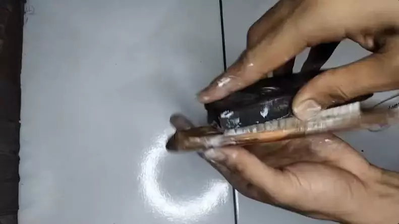 Trik bersihkan casing HP dekil © YouTube Trik bersihkan casing HP dekil © YouTube