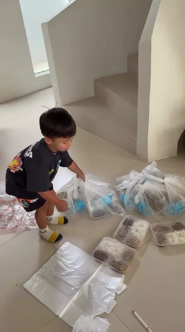 keluarga Jennifer Bachdim bagi takjil © Instagram keluarga Jennifer Bachdim bagi takjil © Instagram