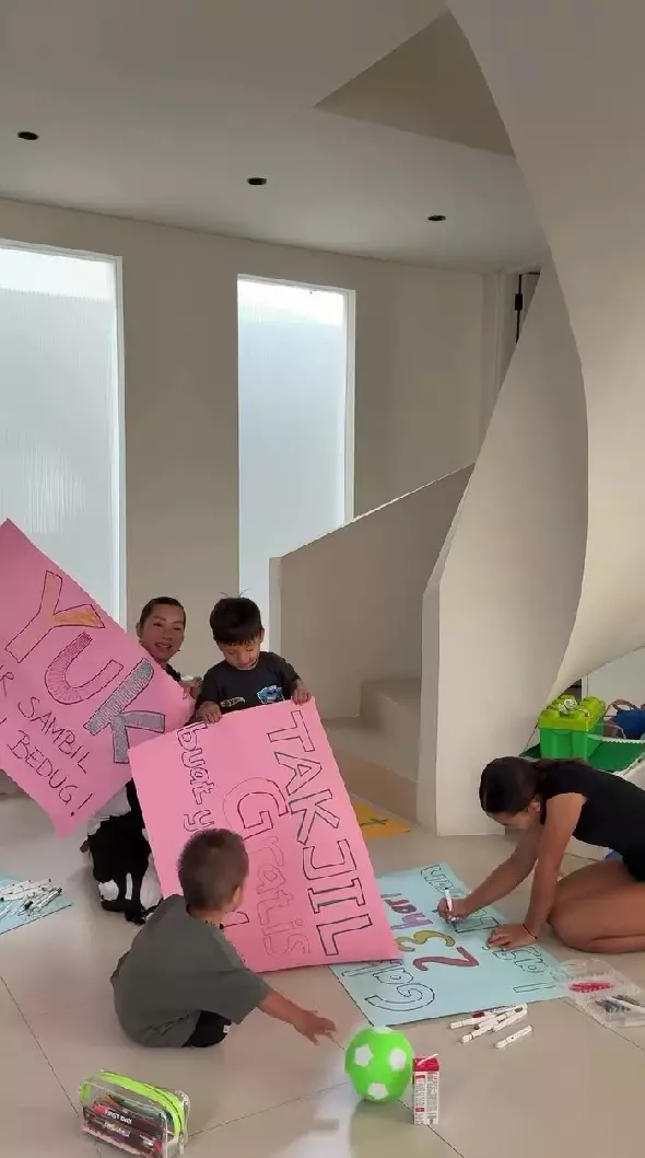 keluarga Jennifer Bachdim bagi takjil © Instagram keluarga Jennifer Bachdim bagi takjil © Instagram