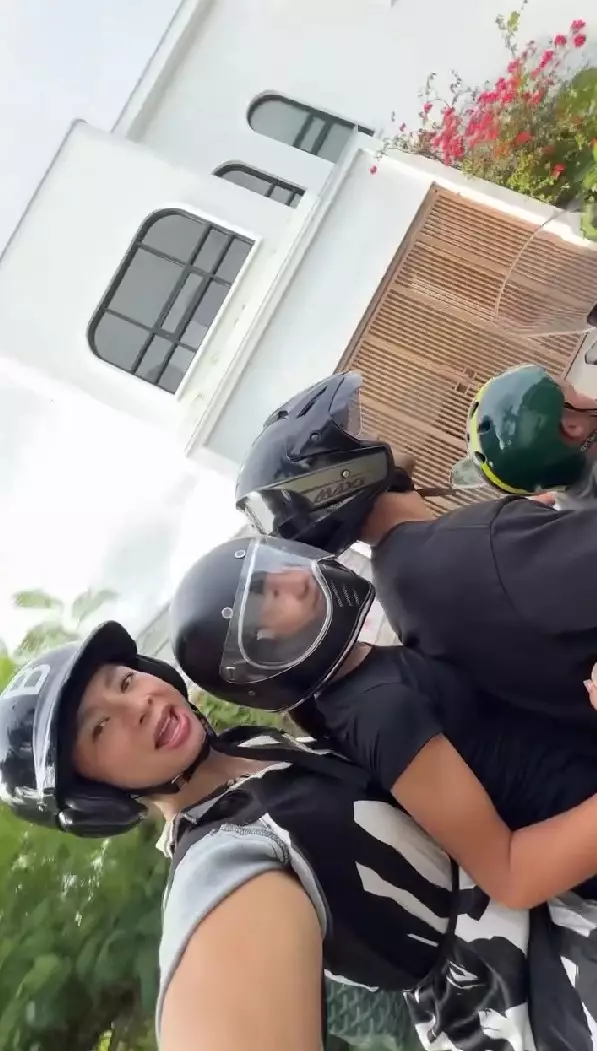 keluarga Jennifer Bachdim bagi takjil © Instagram keluarga Jennifer Bachdim bagi takjil © Instagram