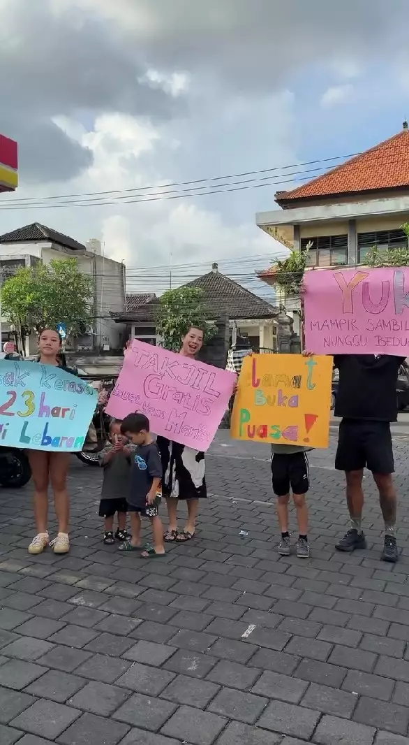 keluarga Jennifer Bachdim bagi takjil © Instagram keluarga Jennifer Bachdim bagi takjil © Instagram