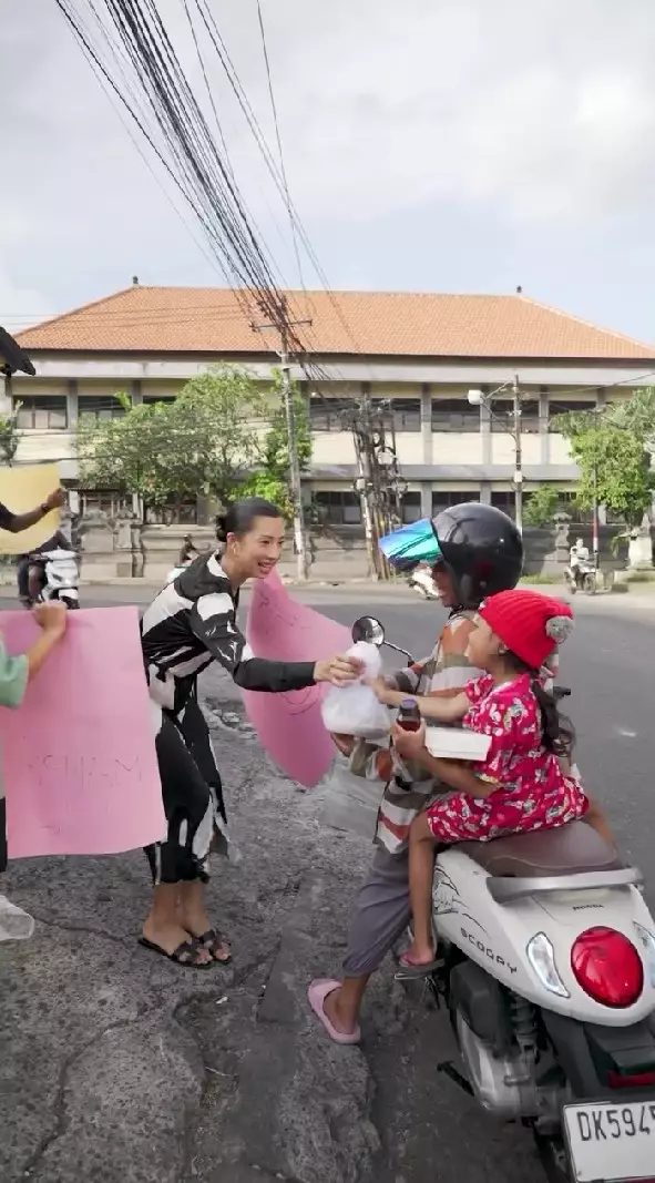 keluarga Jennifer Bachdim bagi takjil © Instagram keluarga Jennifer Bachdim bagi takjil © Instagram