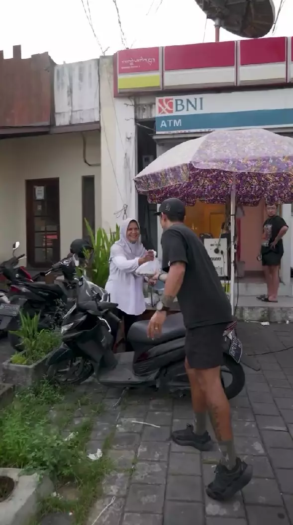 keluarga Jennifer Bachdim bagi takjil © Instagram keluarga Jennifer Bachdim bagi takjil © Instagram