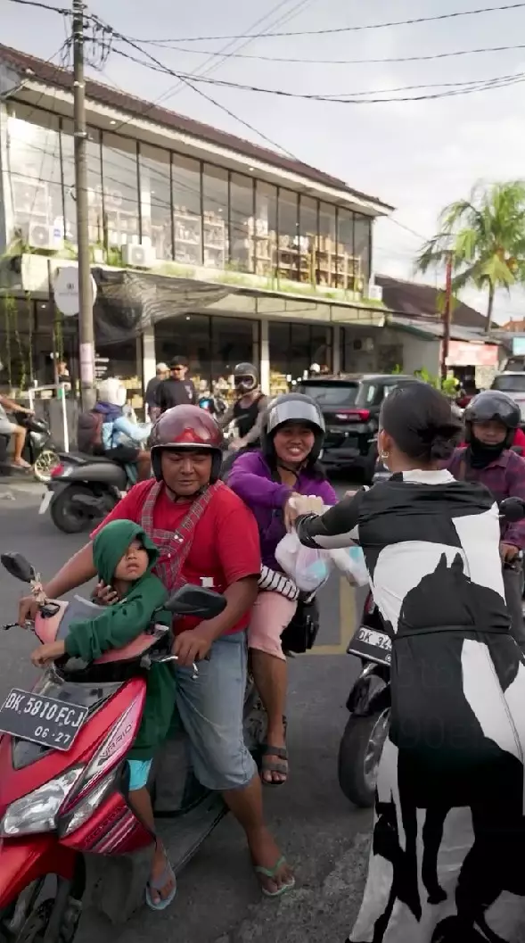 keluarga Jennifer Bachdim bagi takjil © Instagram keluarga Jennifer Bachdim bagi takjil © Instagram