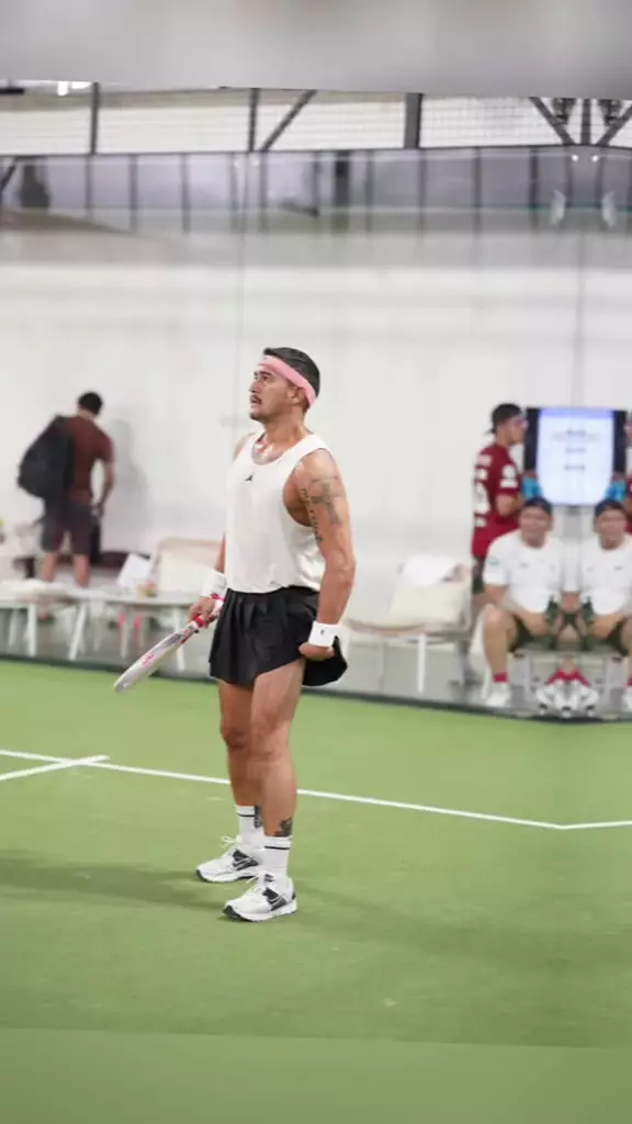 mario lawalata pakai rok saat main tenis © 2024 TikTok