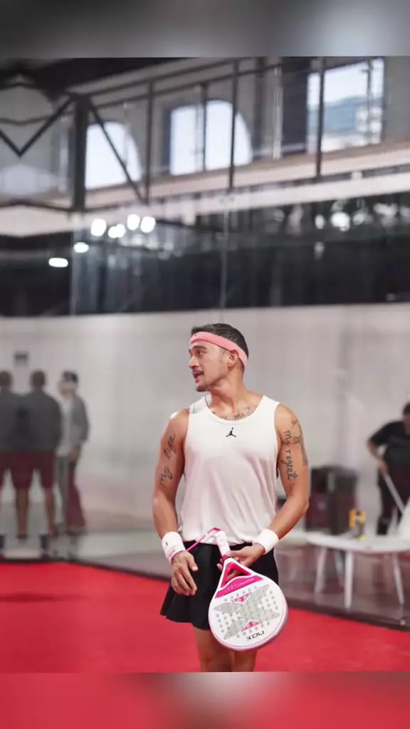 mario lawalata pakai rok saat main tenis © 2024 TikTok