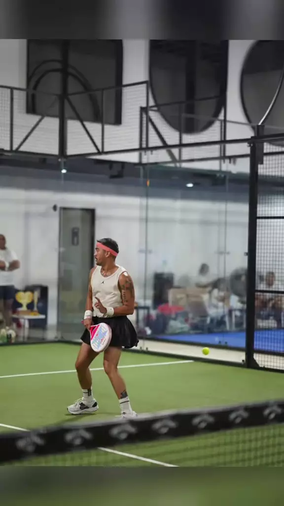 mario lawalata pakai rok saat main tenis © 2024 TikTok