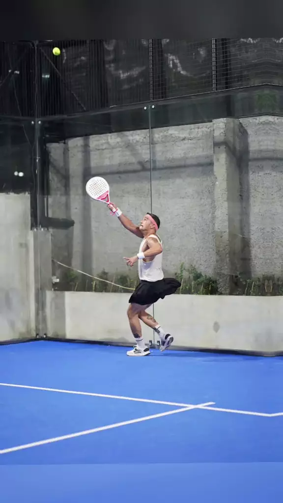 mario lawalata pakai rok saat main tenis © 2024 TikTok