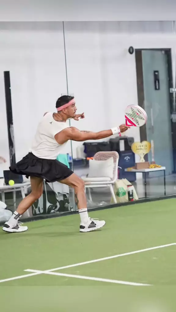 mario lawalata pakai rok saat main tenis © 2024 TikTok