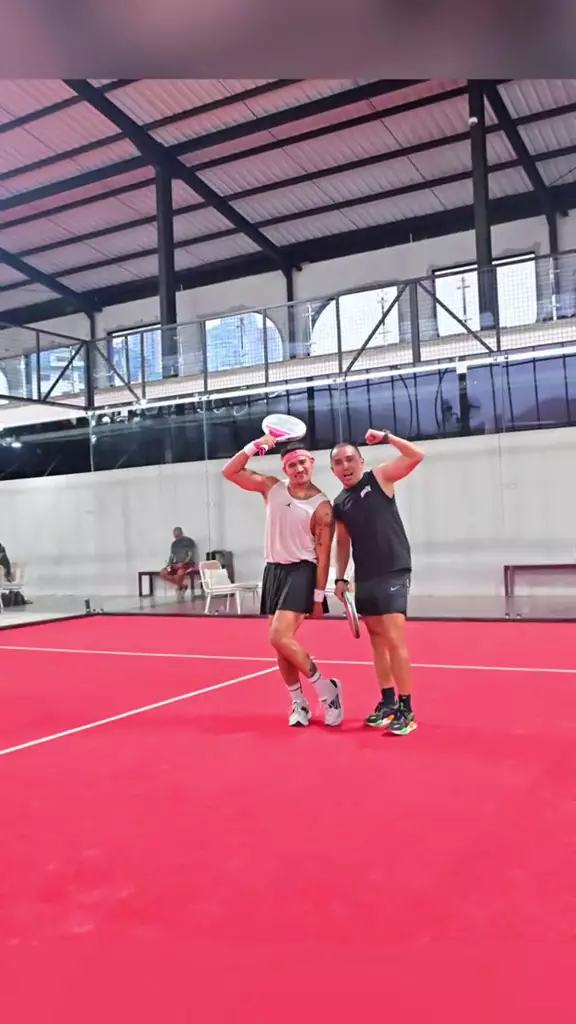 mario lawalata pakai rok saat main tenis © 2024 TikTok