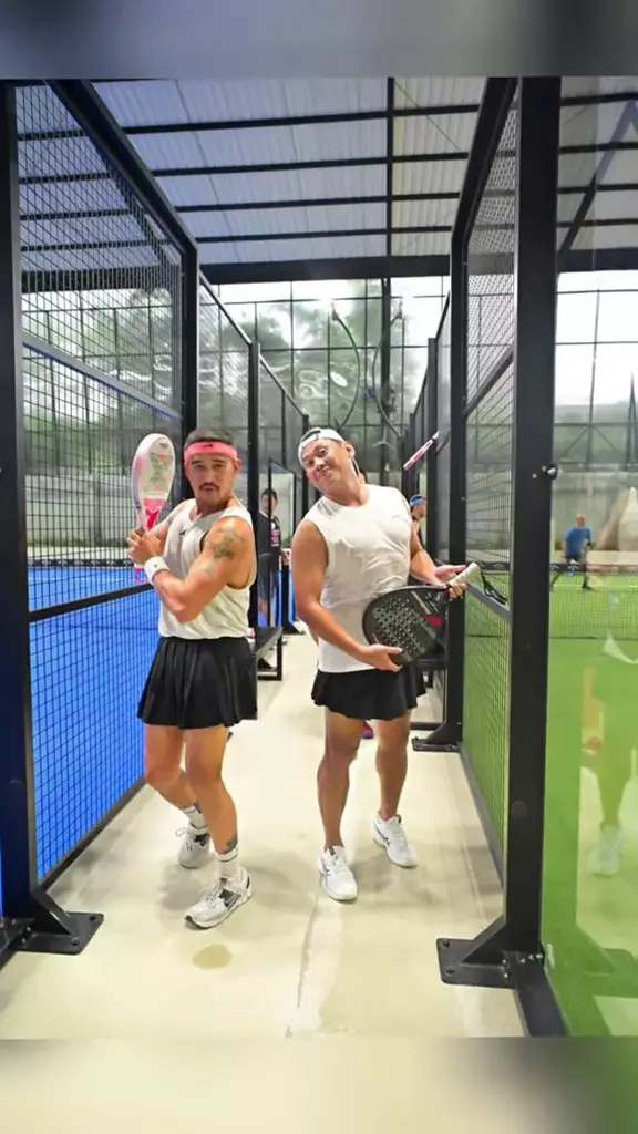 mario lawalata pakai rok saat main tenis © 2024 TikTok