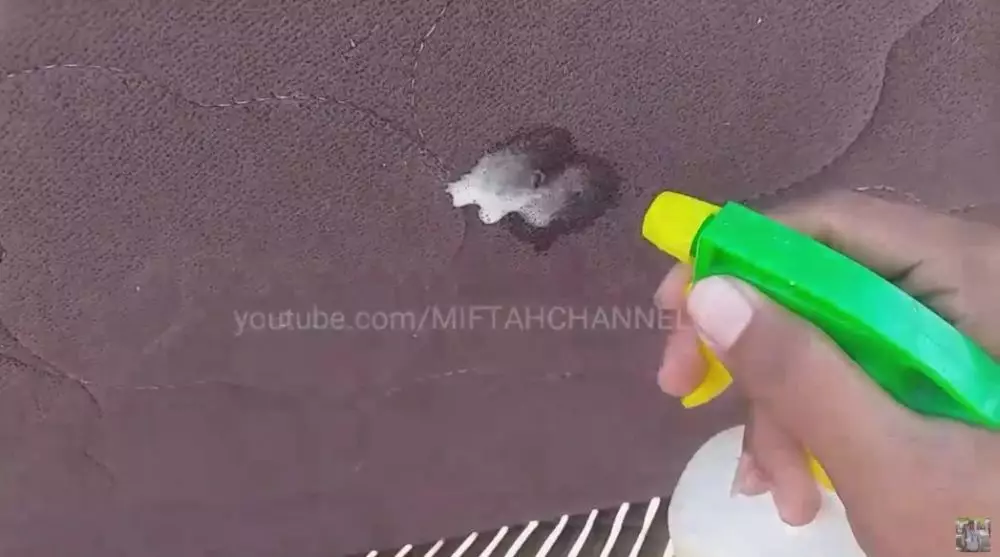 trik menghilangkan kutu kasur pakai cuka © YouTube trik menghilangkan kutu kasur pakai cuka © YouTube