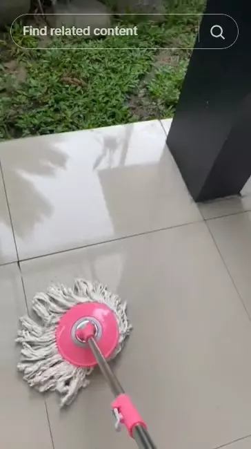 Trik mengepel lantai sederhana pakai 3 bahan dapur © TikTok