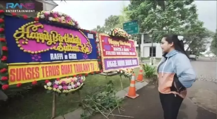 karangan bunga andre taulany untuk seleb © 2024 brilio.net karangan bunga andre taulany untuk seleb © 2024 brilio.net