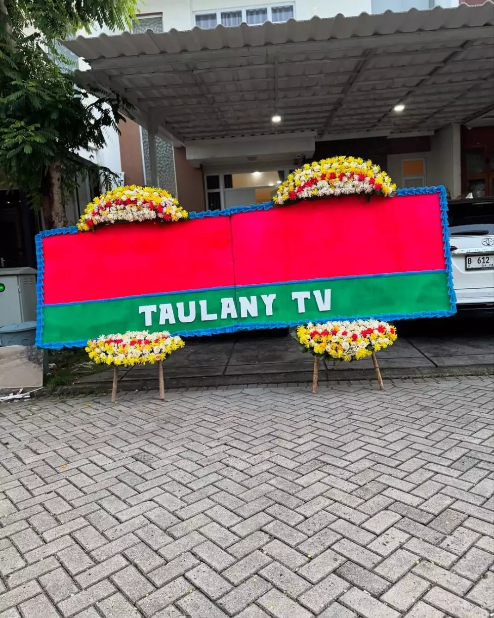 karangan bunga andre taulany untuk seleb © 2024 brilio.net karangan bunga andre taulany untuk seleb © 2024 brilio.net