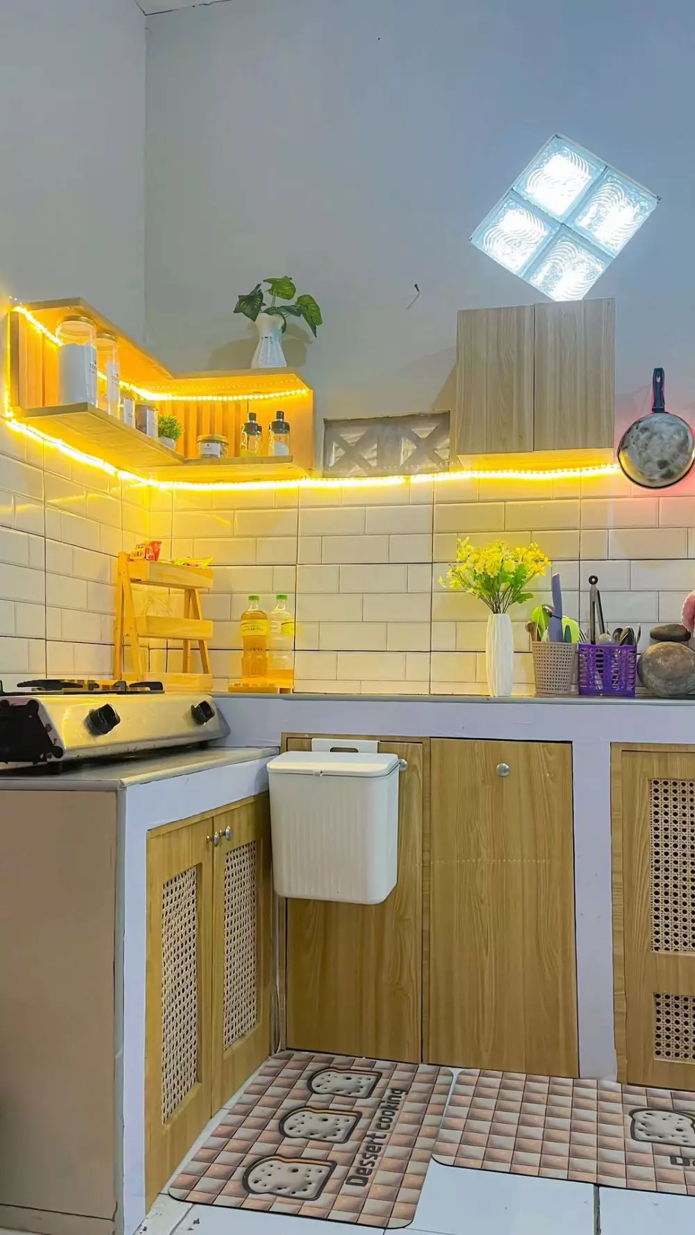 Pasutri makeover dapur jadul tanpa tukang © TikTok Pasutri makeover dapur jadul tanpa tukang © TikTok