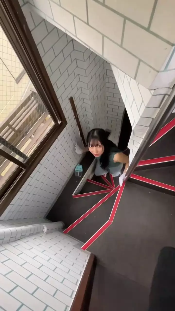 rumah setipis kartu interiornya bikin sesak  © 2025 TikTok