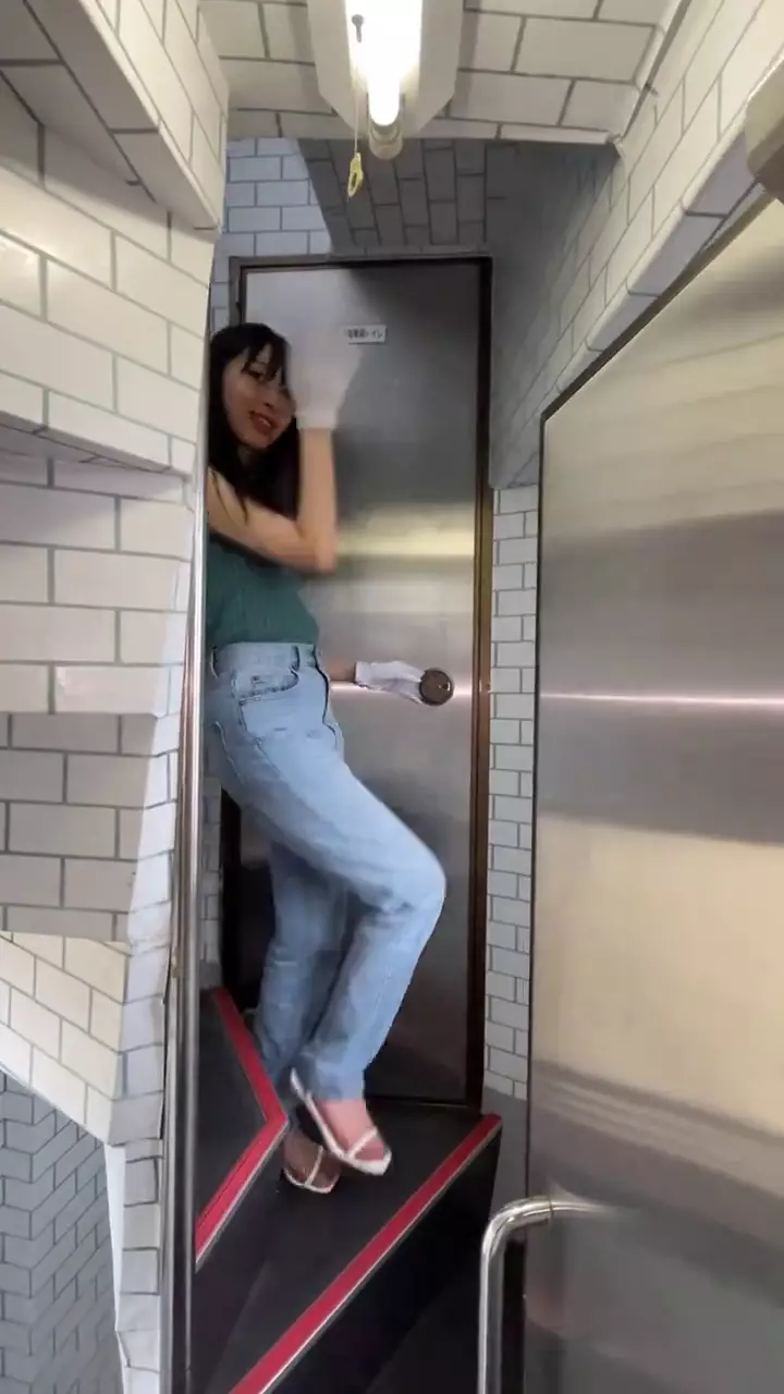 rumah setipis kartu interiornya bikin sesak  © 2025 TikTok