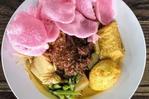 Resep ketupat sayur Padang, kuah santan kental dan kaya rempah