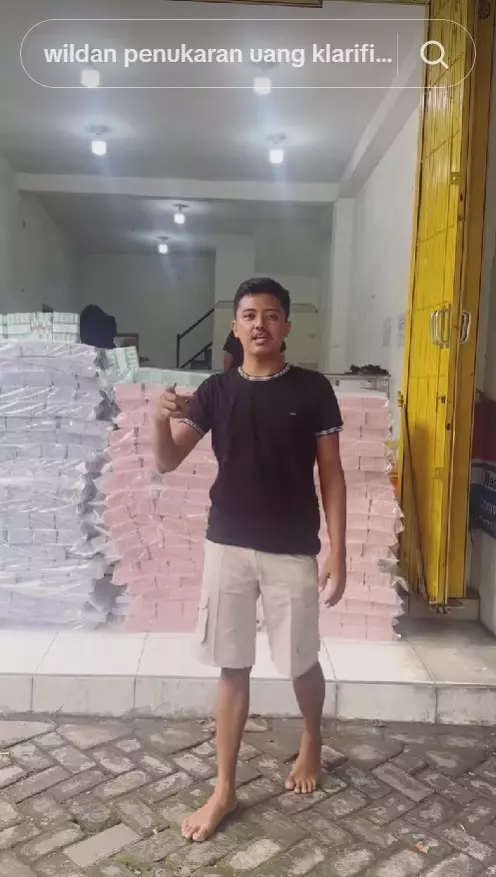 Aksi pria Pasuruan nimbun uang baru © berbagai sumber