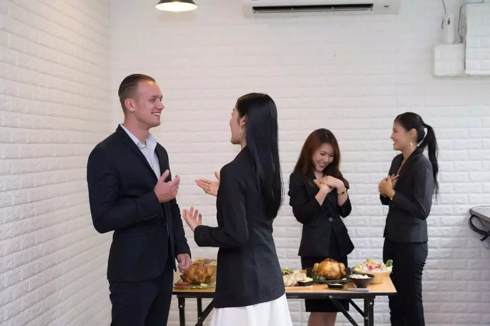 Pantun gokil menyambut tamu © 2025 brilio.net Pantun gokil menyambut tamu © 2025 brilio.net