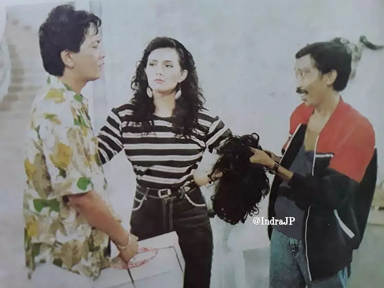 Eva Arnaz Gadis Warkop jualan lontong sayur © berbagai sumber Eva Arnaz Gadis Warkop jualan lontong sayur © berbagai sumber