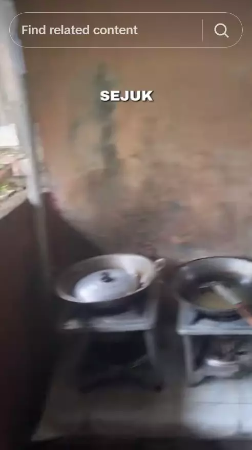 Wanita ini punya rumah sekelilingnya kuburan © TikTok