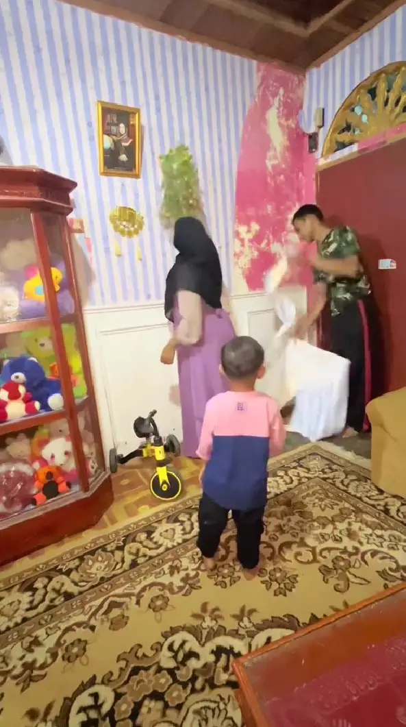 Rumah jadul orang tua dimakeover gegara sumpek © TikTok Rumah jadul orang tua dimakeover gegara sumpek © TikTok