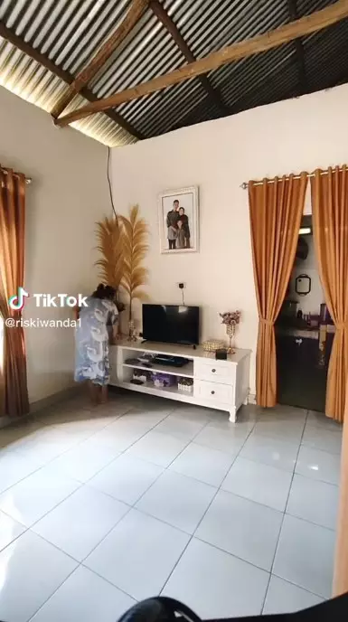 Rumah tanpa plafon sederhana © TikTok