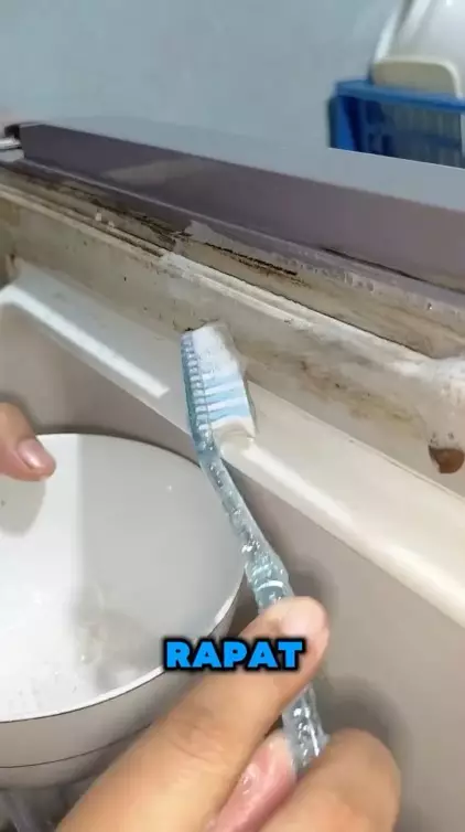 bersihkan pintu kulkas kotor berjamur jadi kinclong © Facebook bersihkan pintu kulkas kotor berjamur jadi kinclong © Facebook